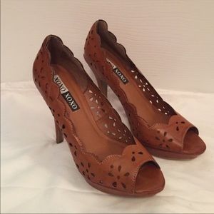 Brown Lace Patterned Heels